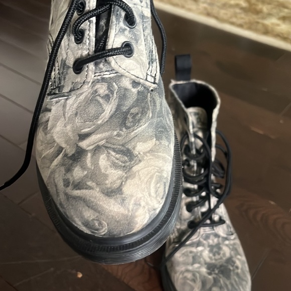 COPY - Dr Martens Beckett Skull and Rose Print Fine Canvas 8eye Boots - size 7 - Picture 13 of 13